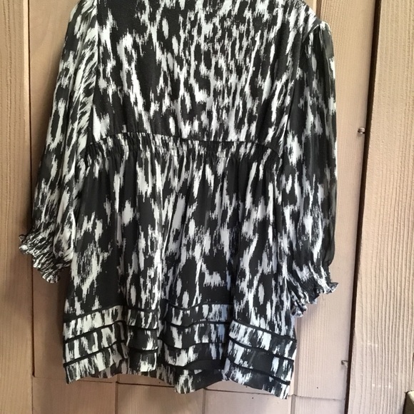 ECI top with black applicated  flowers on neckline - Picture 3 of 8